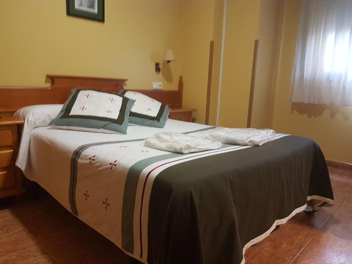 Hostal Los Nogales Cangas De Narcea Kültér fotó
